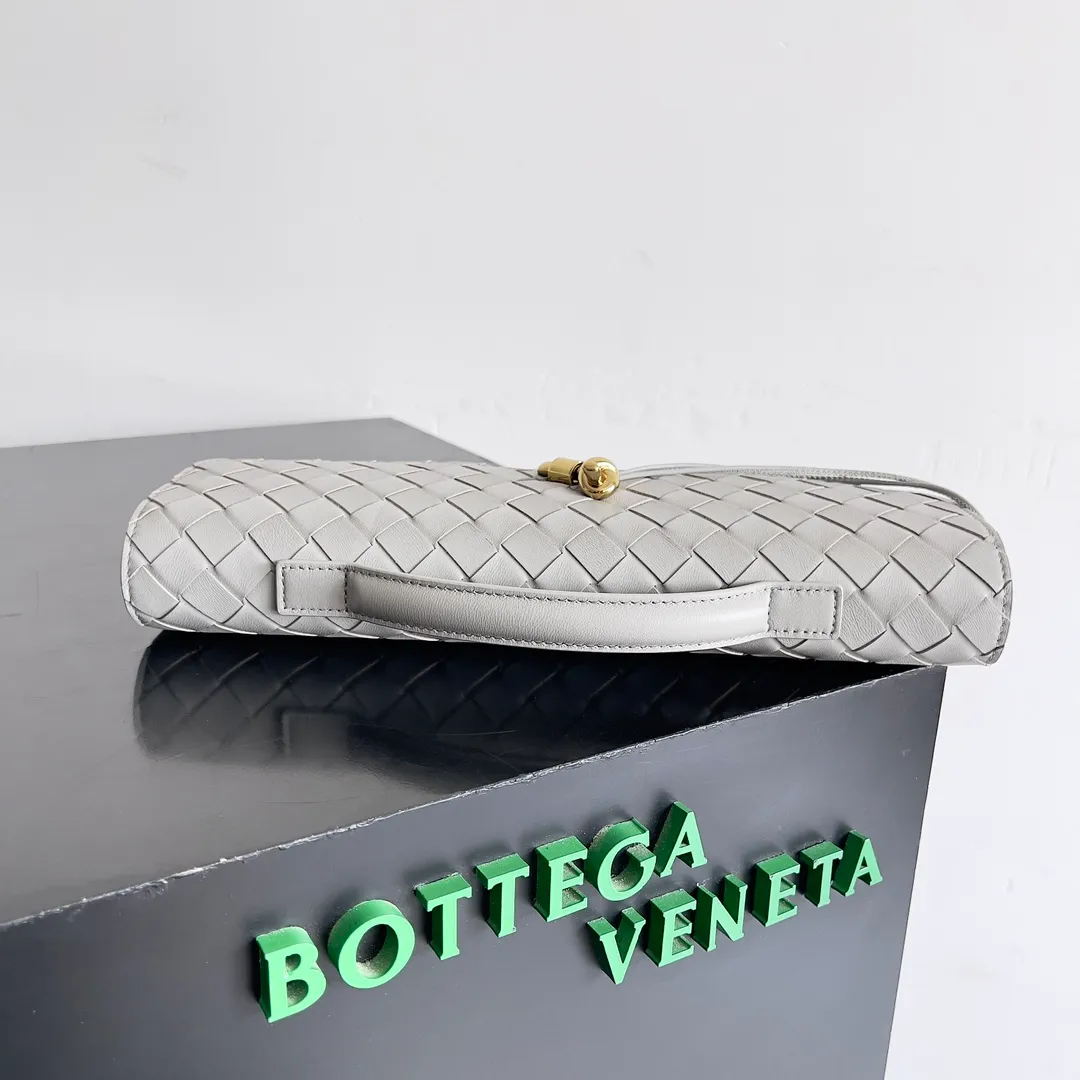 The batch of 1360 BV Andiamo evening handbags has been heavily planted again~ The designer aesthetics in the era of economic downturn are back. I fall in love with it at first sight and can't put it down. It's so beautiful and full of aura. The shape and texture are very competitive. It's light in weight and has sufficient capacity. It's a must-have for fashionistas. It's suitable for many occasions, minimalist, high-end and light luxury. Model No.: 741511 Size: 31*13*3cm